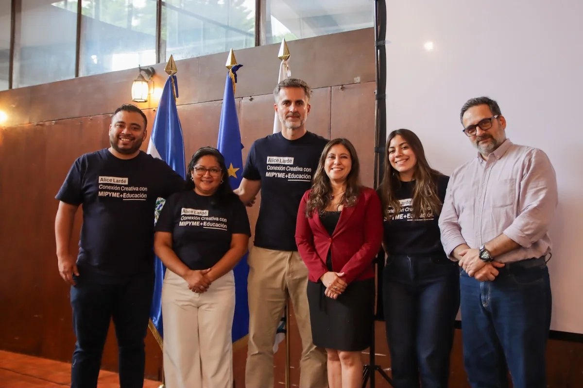 Equipo del programa Alice Lardé, Conexión Creativa con MIPYME y Educación, junto a representantes de la OEI en El Salvador, frente a las banderas de El Salvador y la Unión Europea