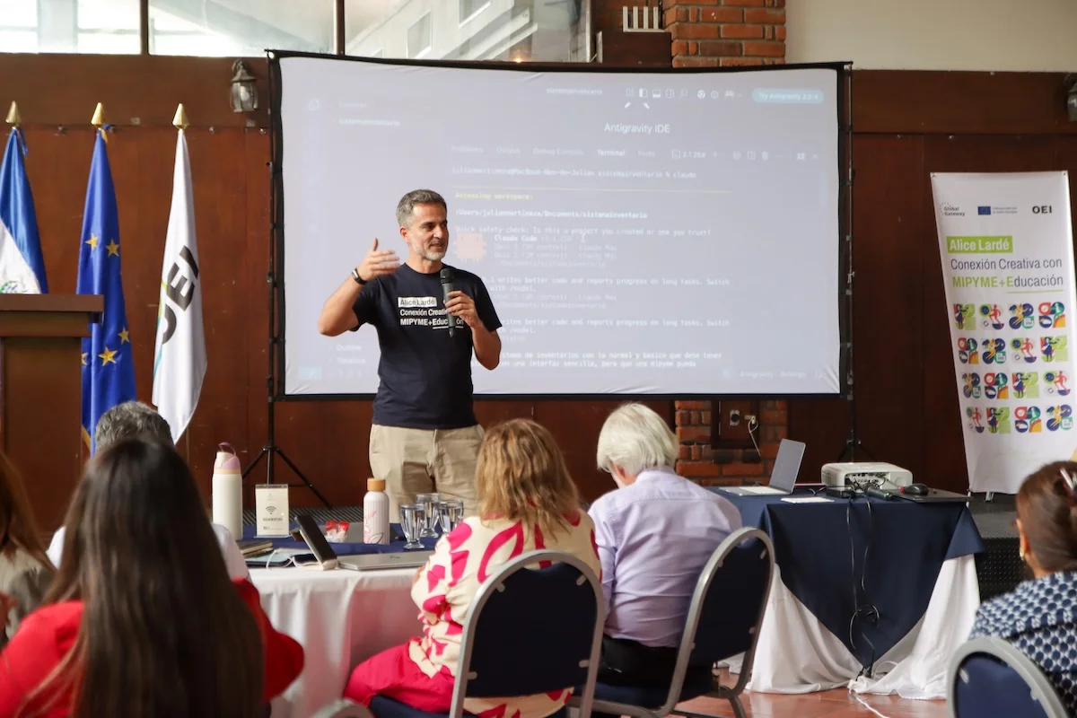 Julián Martínez, CEO de Suricata Labs, durante su intervención en la jornada de cierre del programa de la OEI en San Salvador