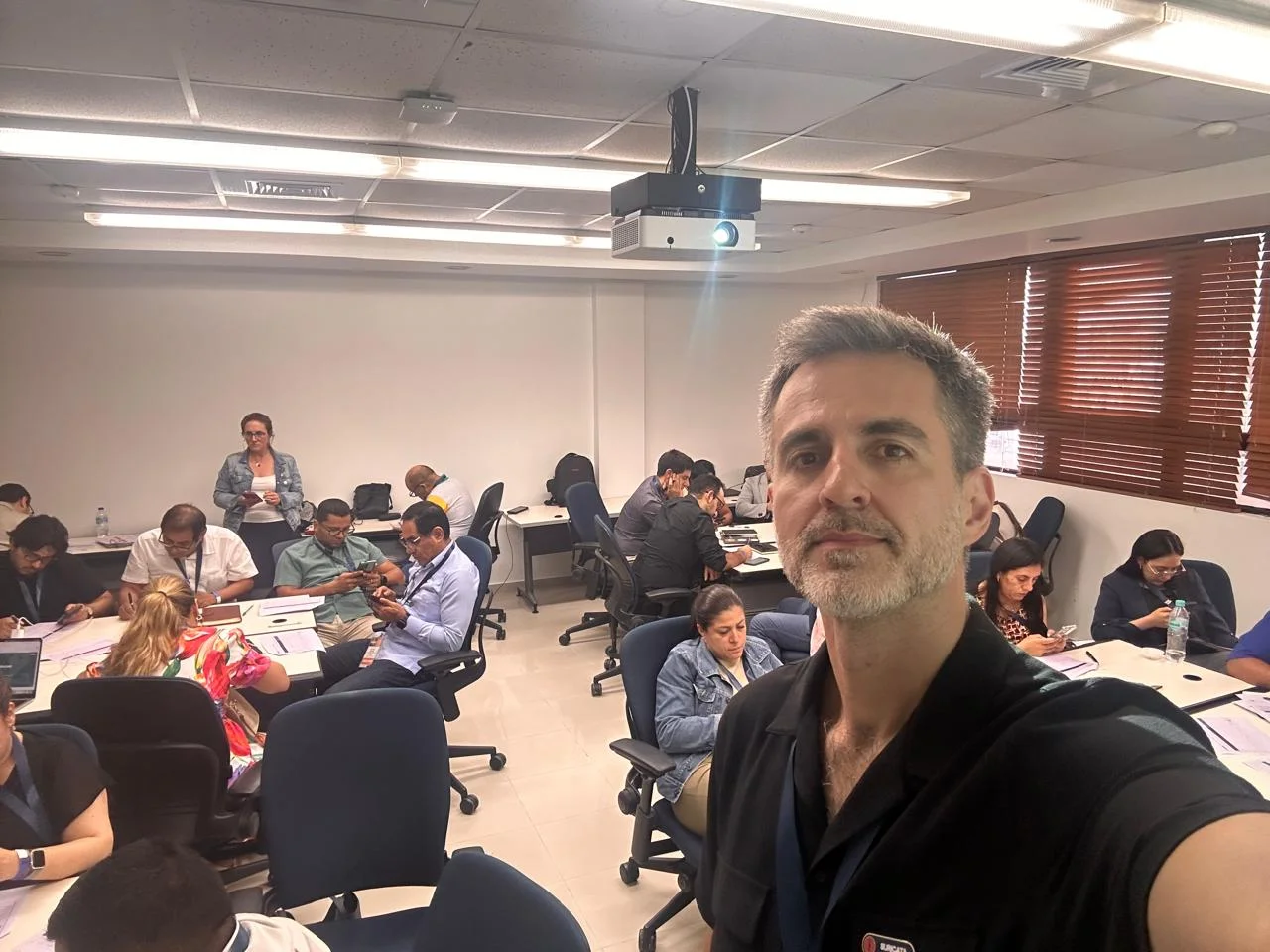 Participantes del taller de IA para ESOs trabajando en grupos durante el 15ST PRODEM en Santo Domingo